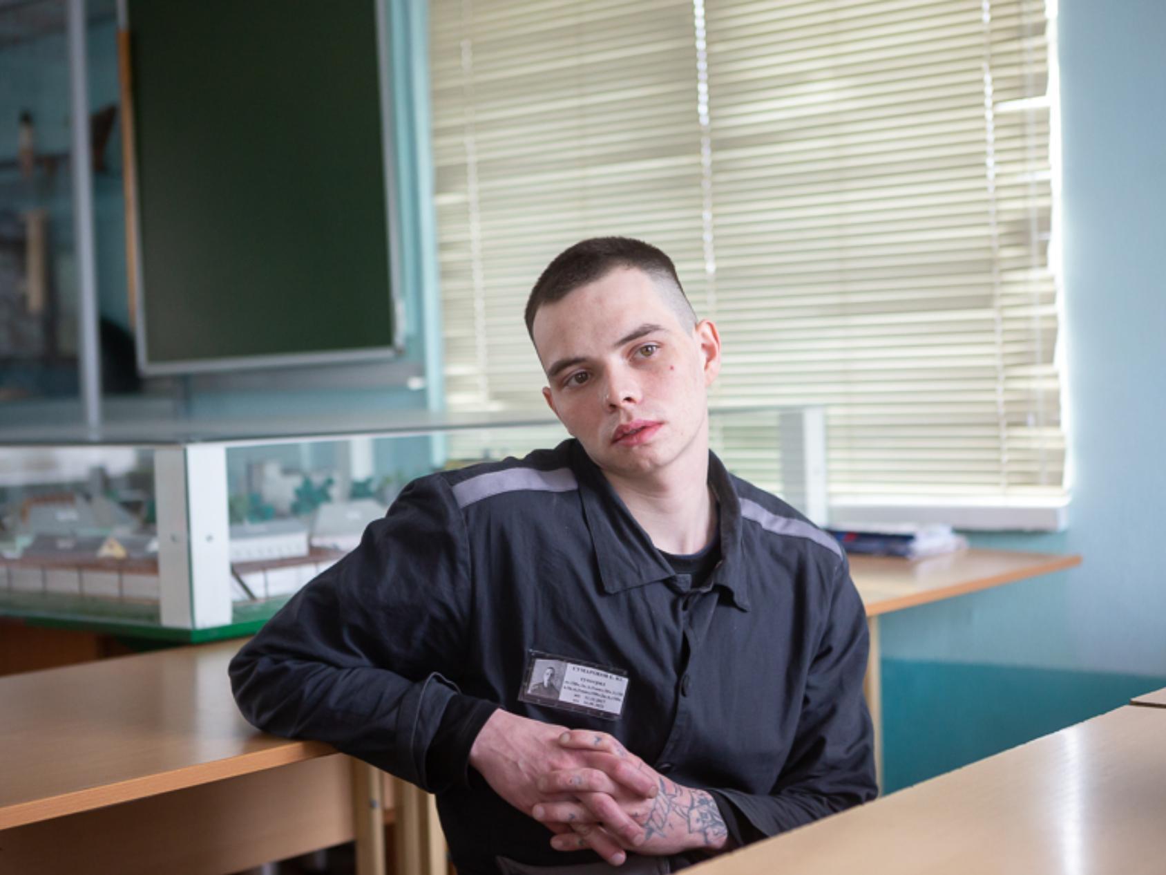 Евгений Сумароков в свои 24 года порядка девяти лет  провёл в тюрьме. Первый срок за кражу.